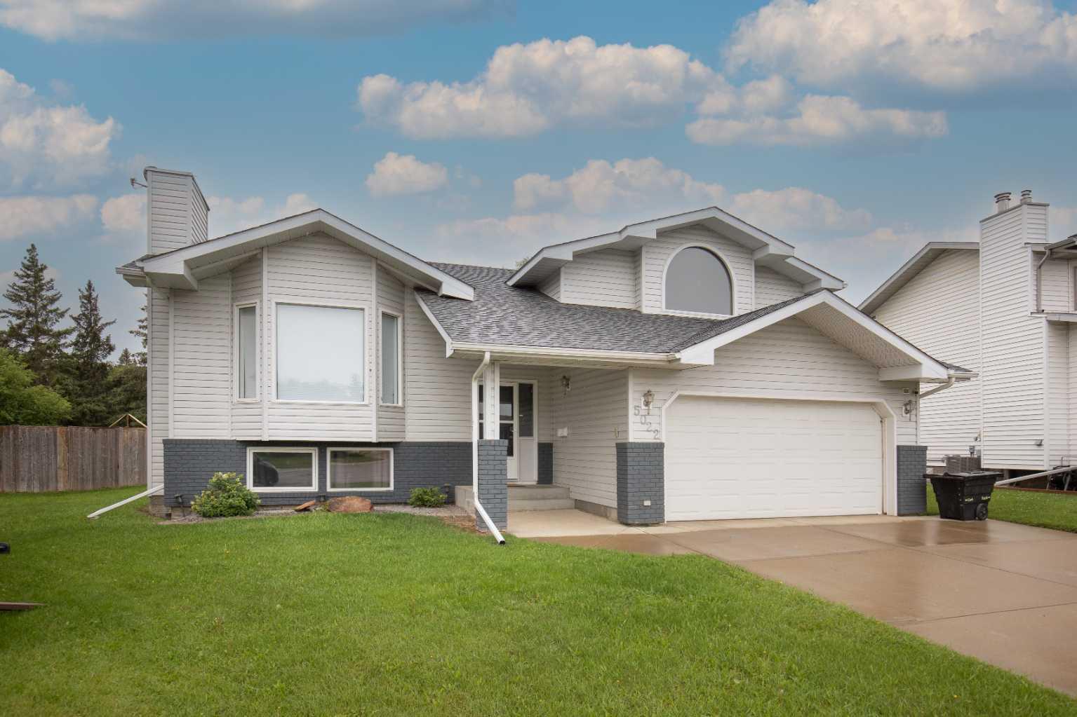 Property Photo: 5022 60 Street Close AB T4L 1M3