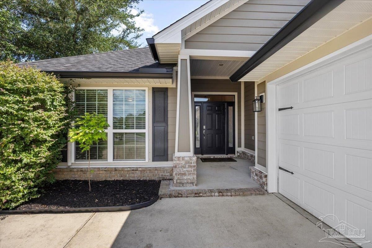 Property Photo: 7365 Farmers Rd FL 32526