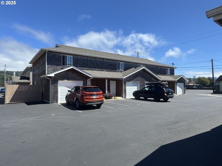 Property Photo:  720 740 Avenue G  OR 97138 