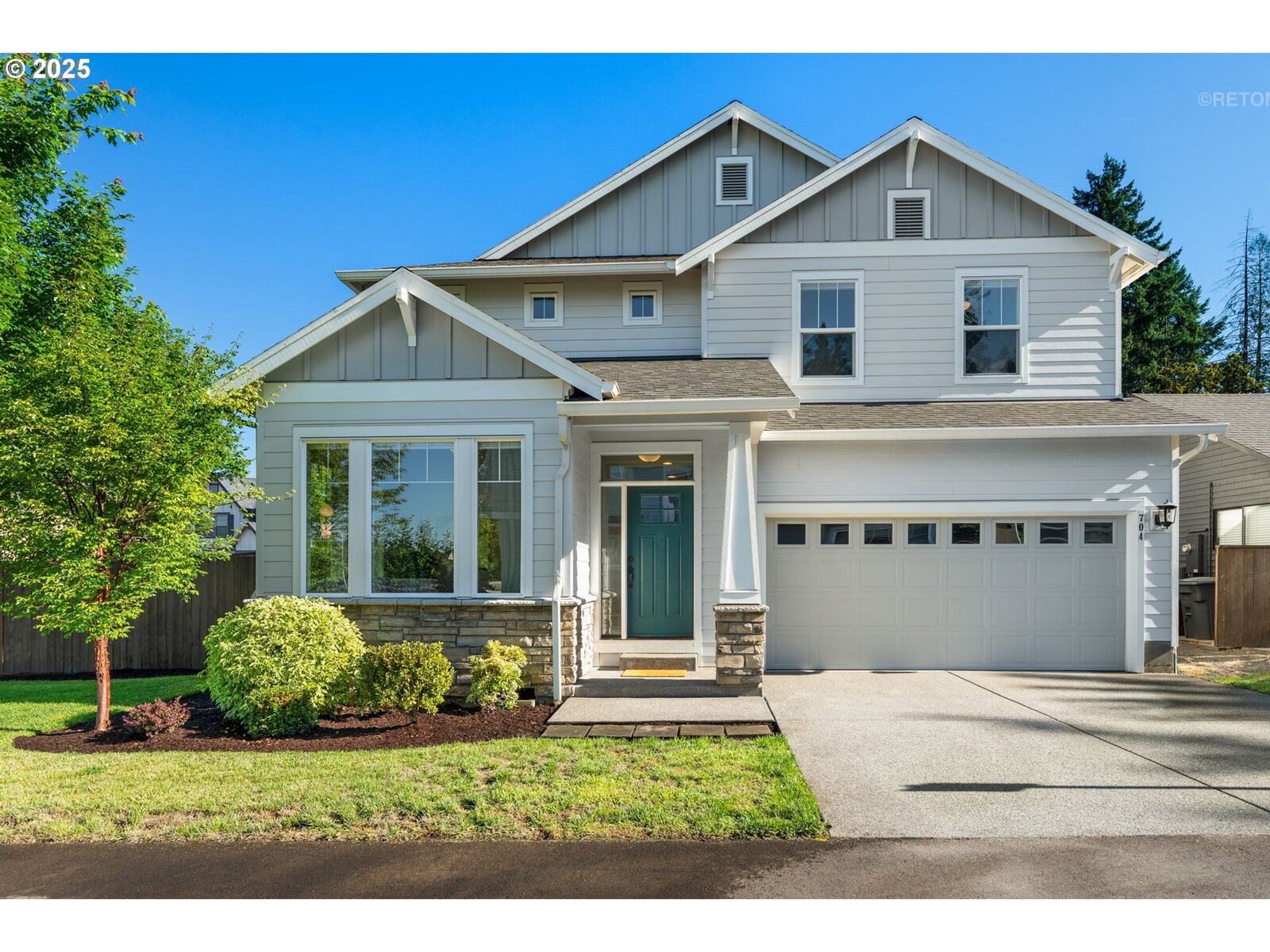 Property Photo:  704 SE 47th Ave  OR 97123 