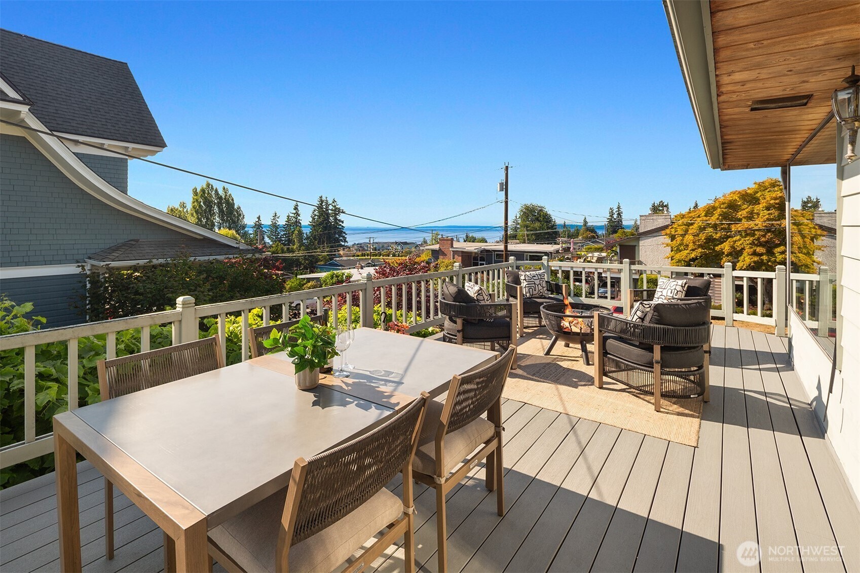 Property Photo:  826  Maple Street  WA 98020 
