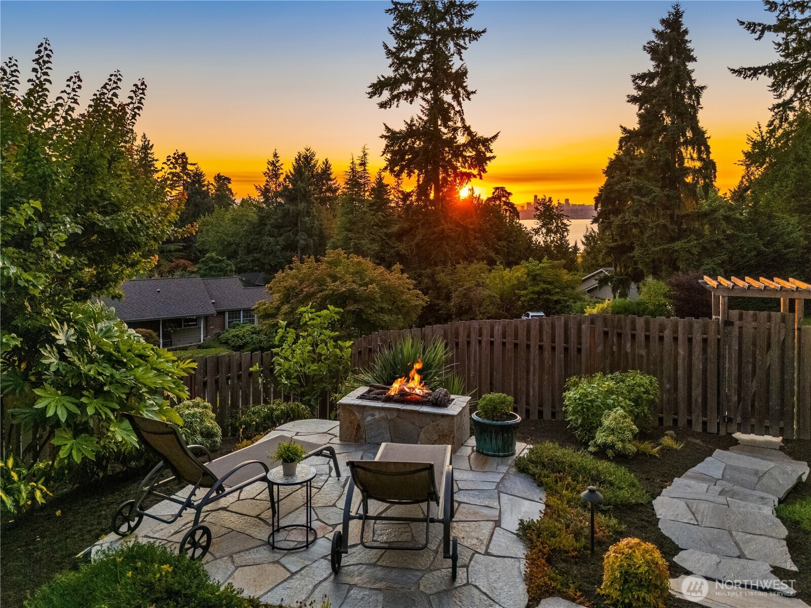 Property Photo: 8413 SE 53rd Place WA 98040