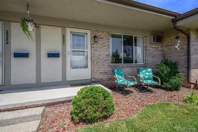Property Photo:  25351 Franklin Terrace  MI 48178 