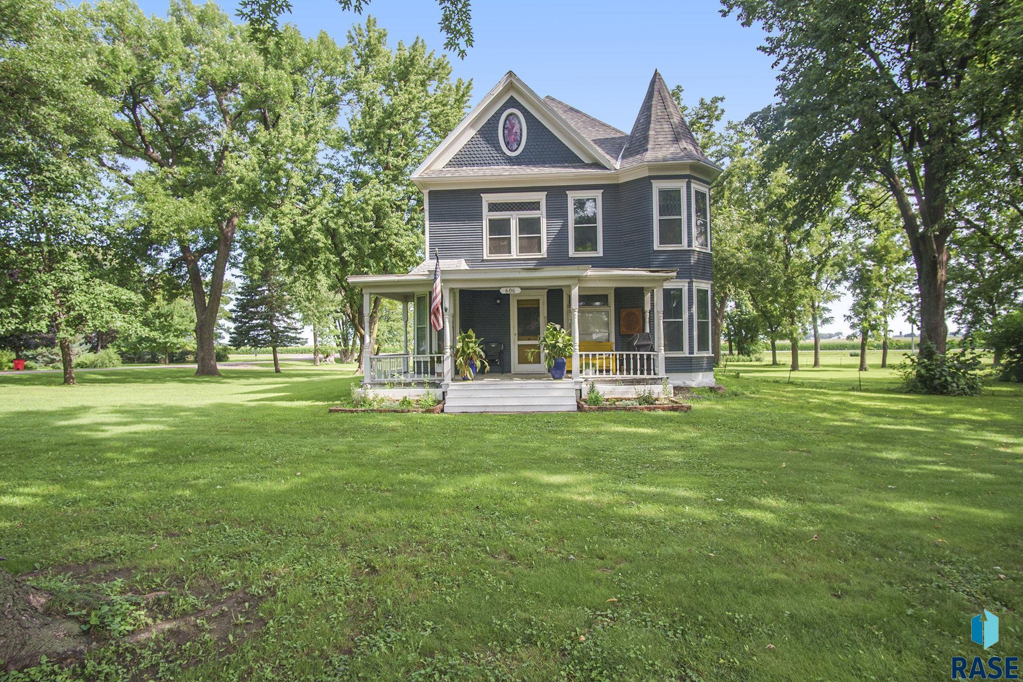 Property Photo:  606 Illinois Ave  SD 57036-2058 