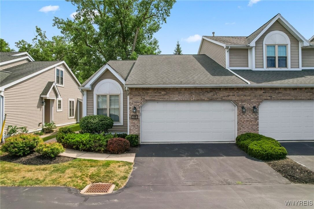 Property Photo:  35 Gardenville On The Green  NY 14224 