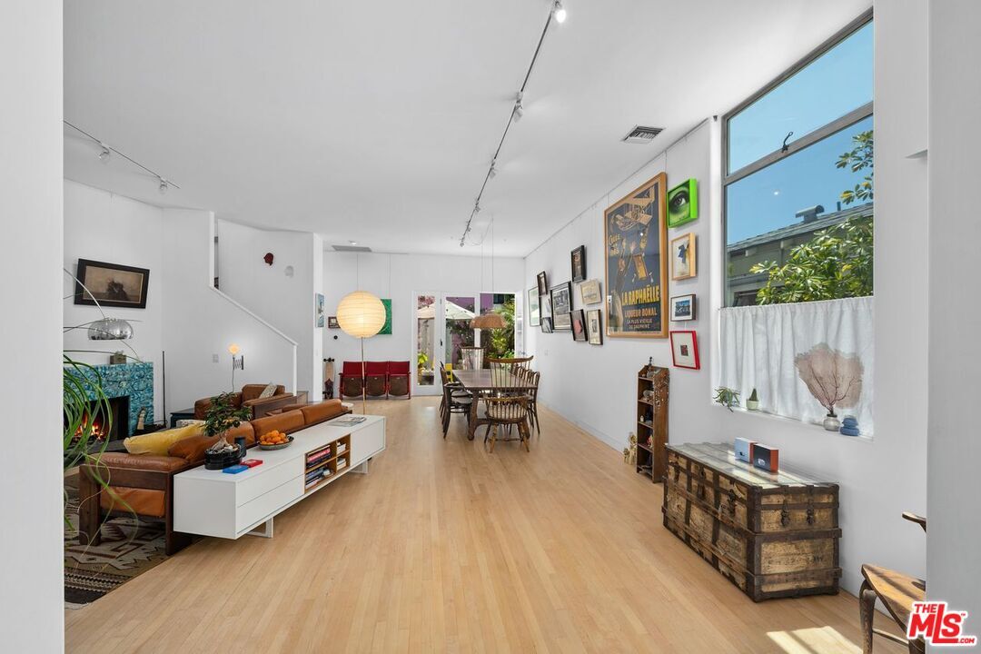 Property Photo: 1314 Cabrillo Ave CA 90291