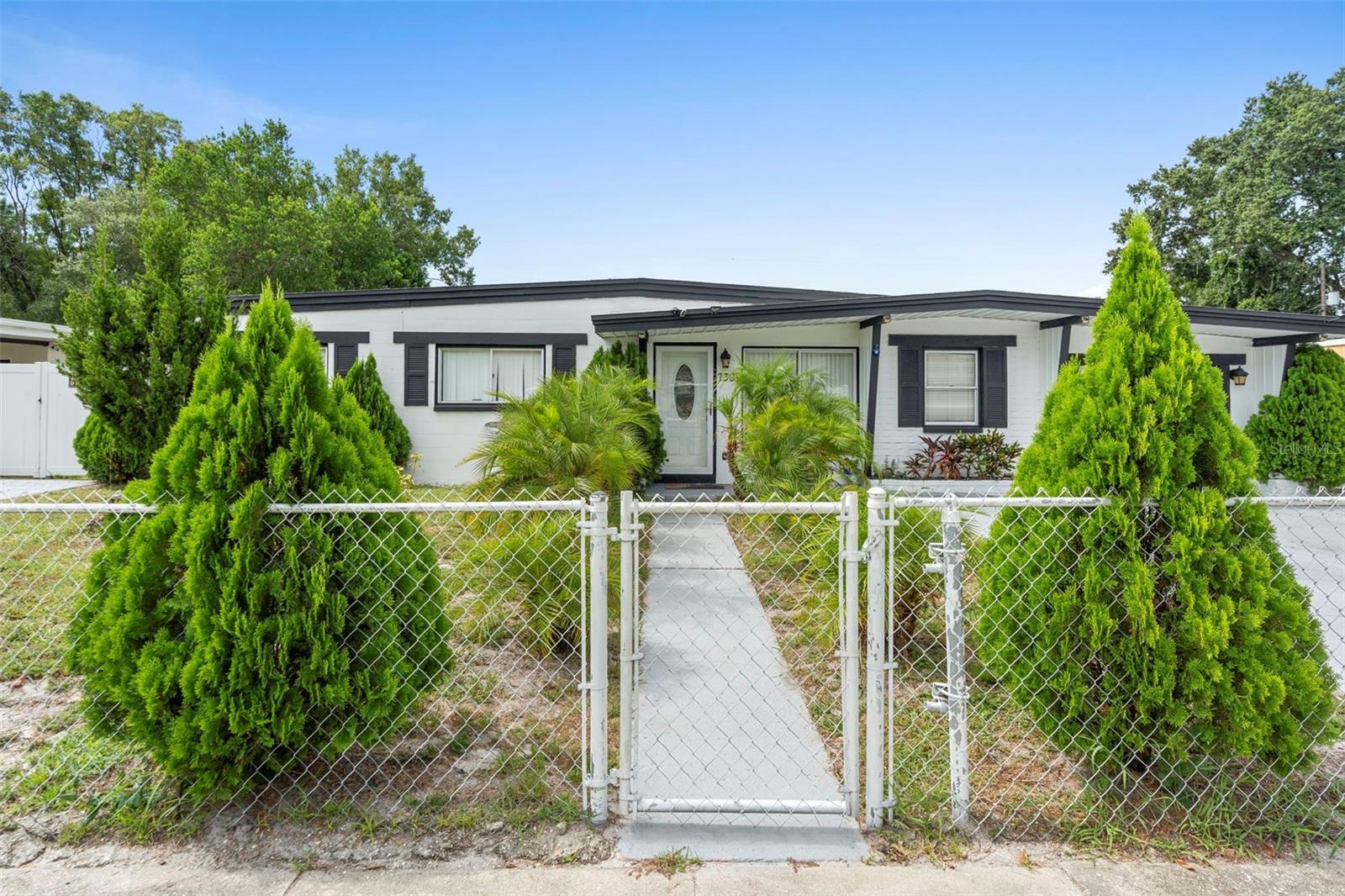 Property Photo: 7308 Hager Way FL 32822