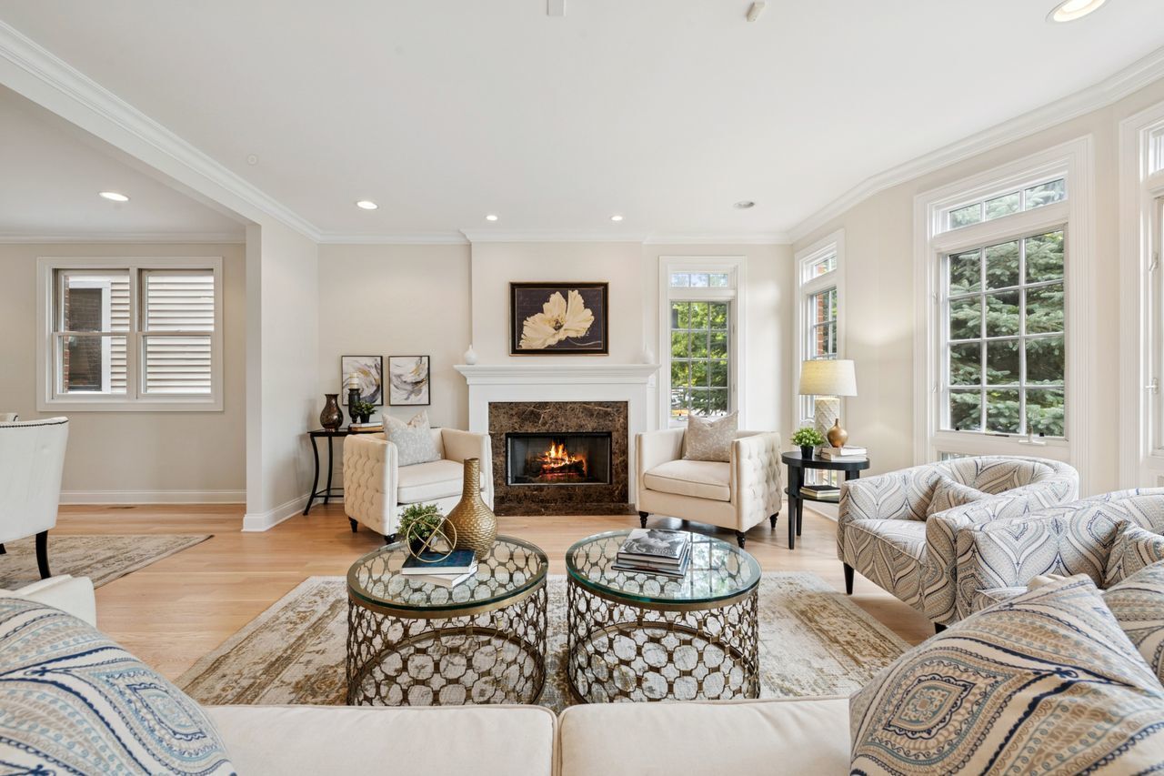 Property Photo: 2025 W Hutchinson Street IL 60618