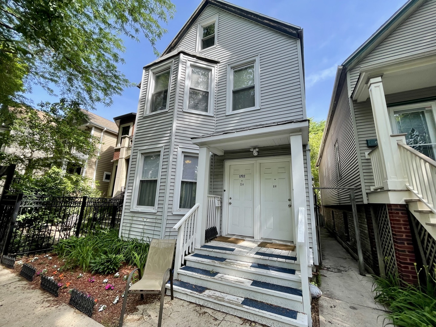 Property Photo: 1722 W Nelson Street Ch IL 60657