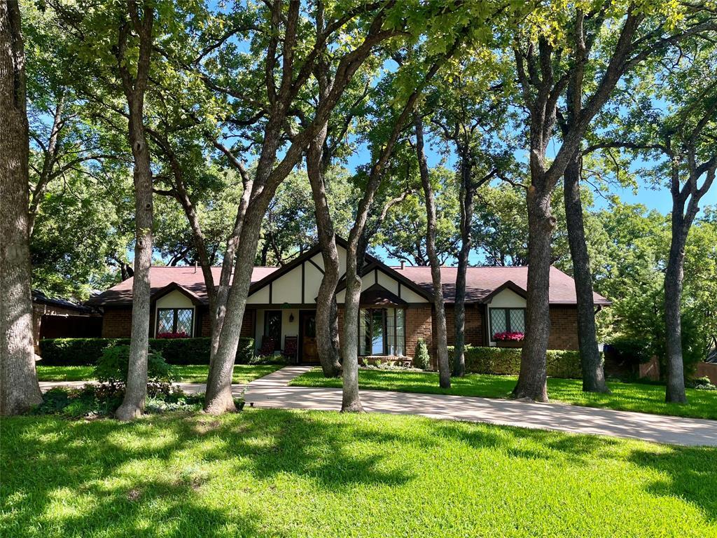 Property Photo: 2714 Warwick Way TX 76051