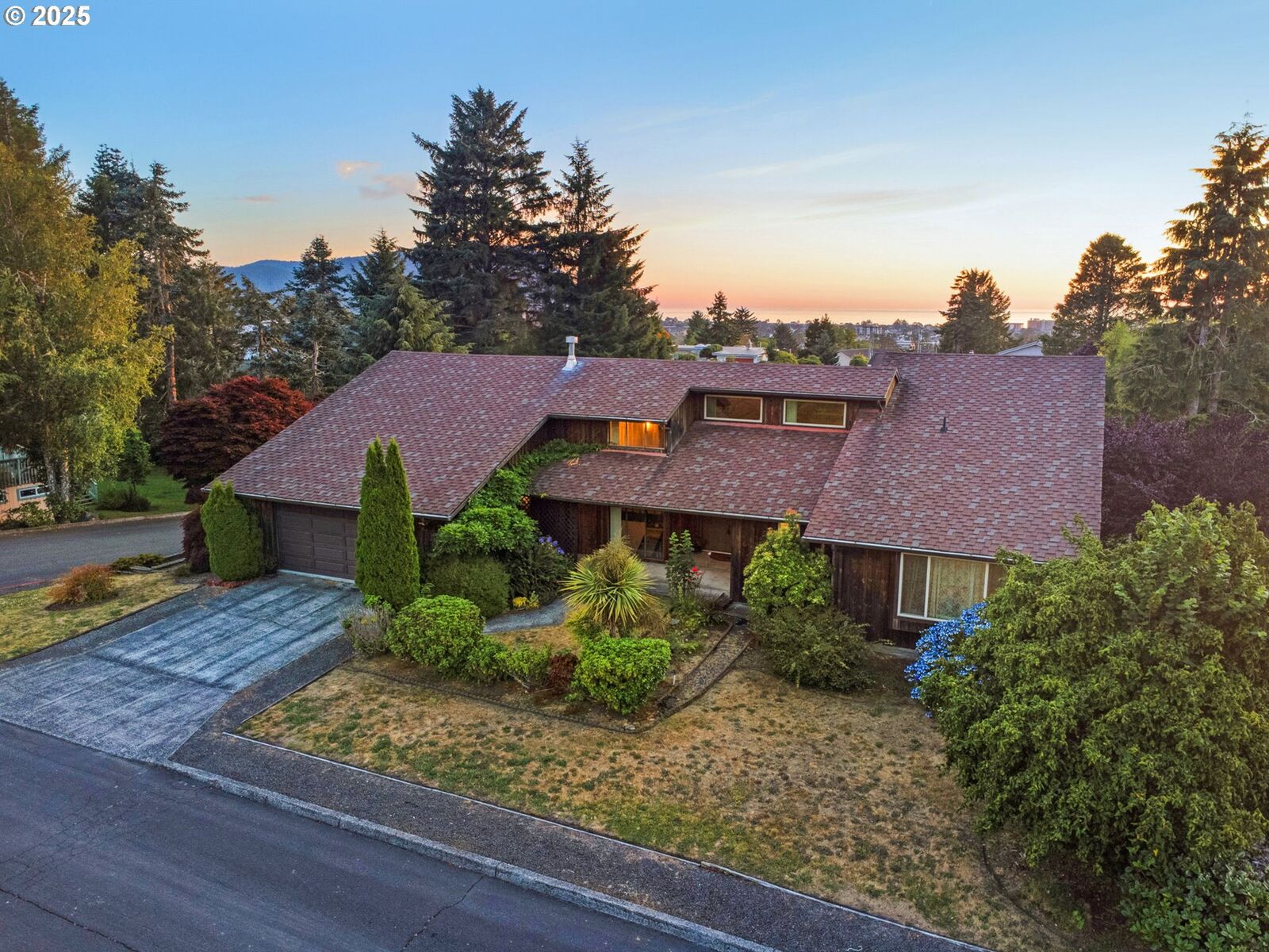 Property Photo: 162 Hemlock St OR 97138