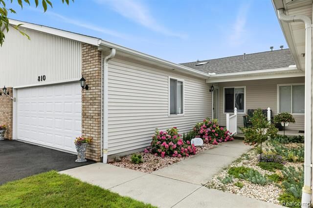 Property Photo:  810 Crystal Lane  MI 48040 