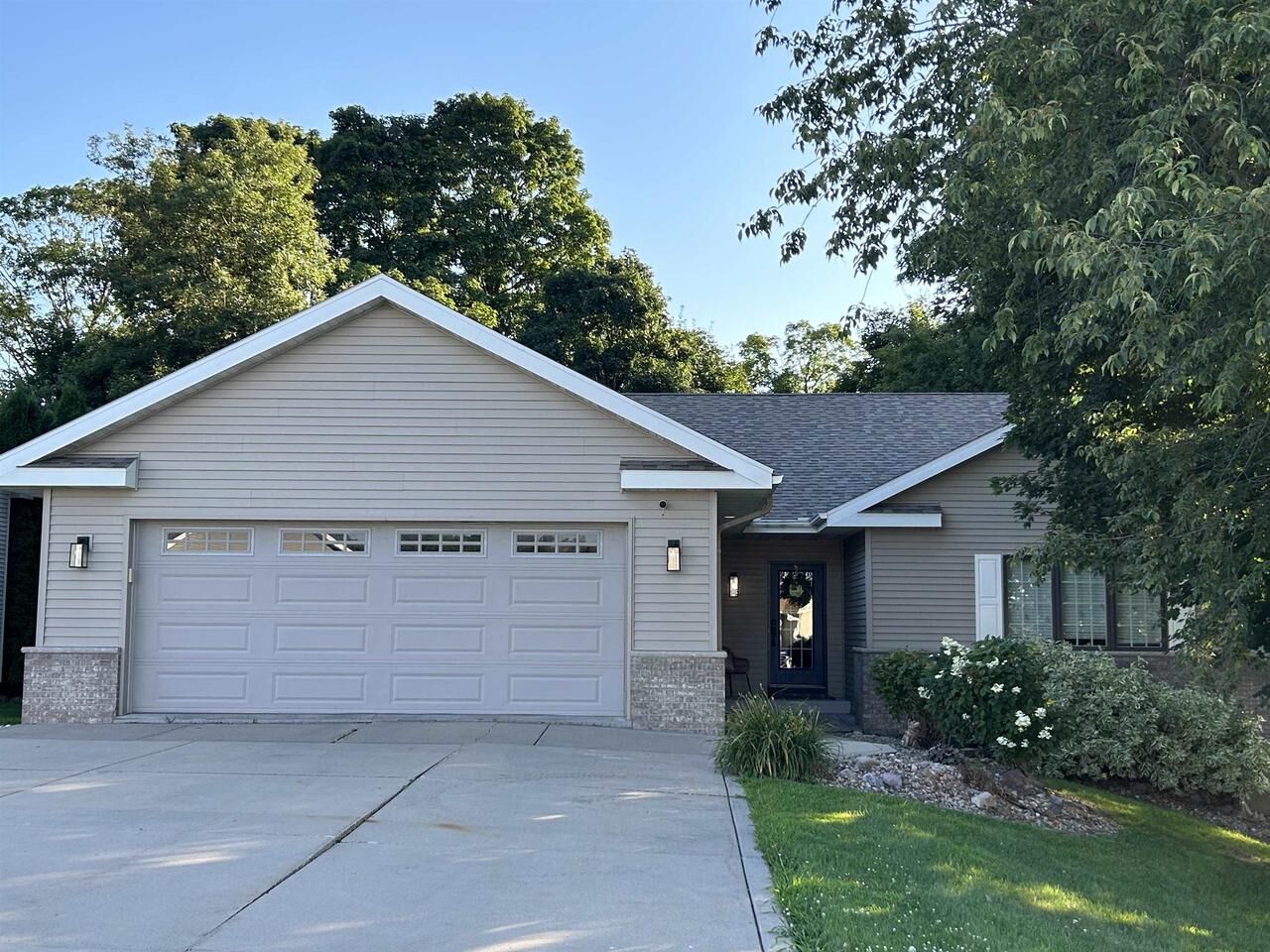 Property Photo:  1260 Springbrook Drive  WI 53913 