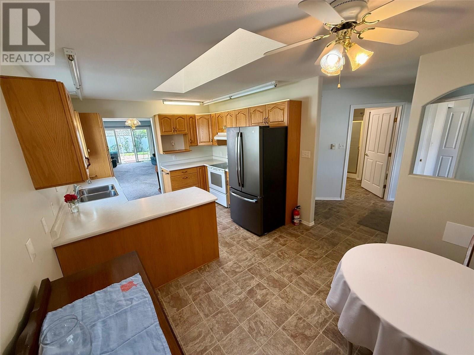 Property Photo:  2210 Columbia Avenue 5  BC V1N 2X1 