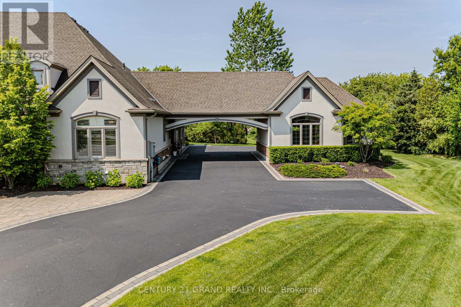 Property Photo: 29 Wallace Court ON N3T 5L7