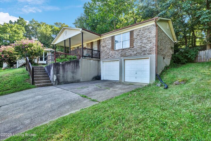 Property Photo:  800 Candleglow Ct  KY 40214 