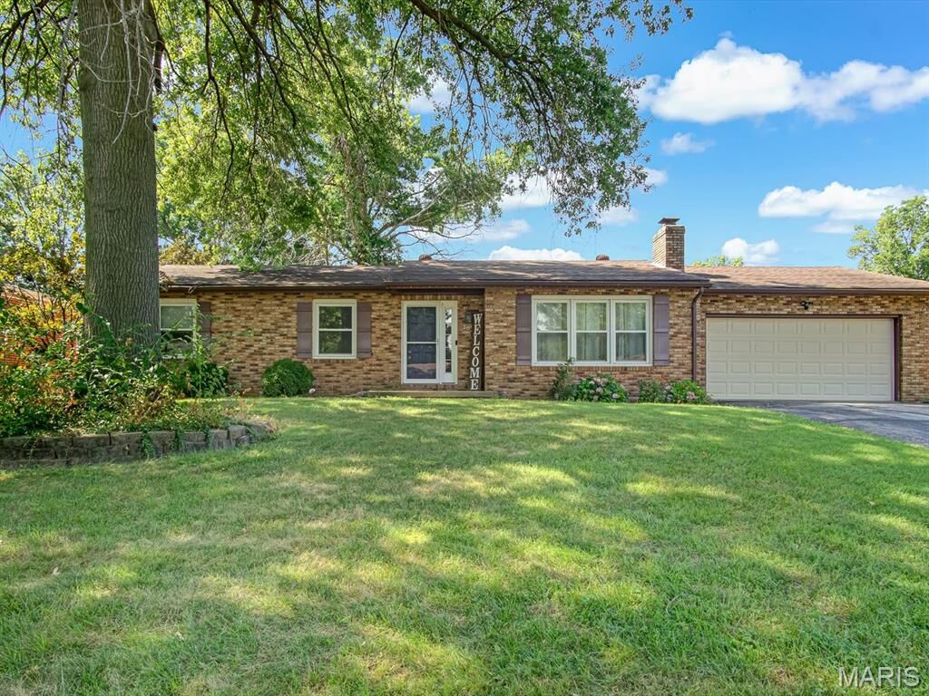 Property Photo:  303 Eugenia Drive  IL 62285 