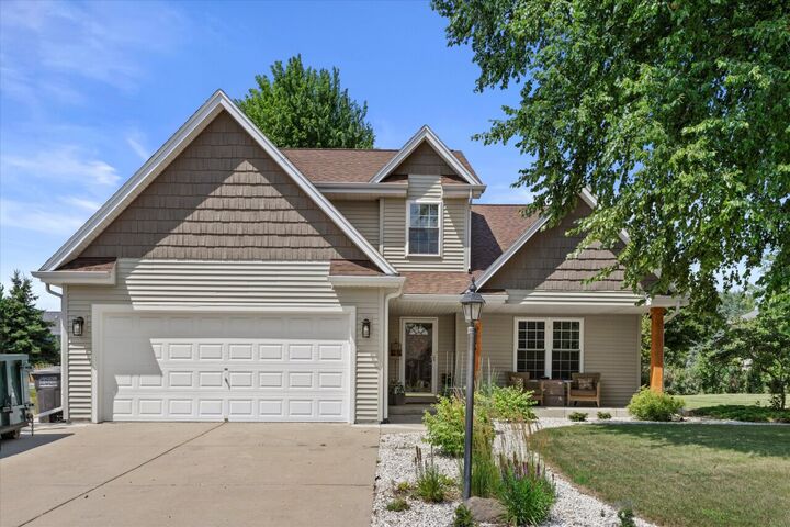 942 Spring Waters Dr  Oconomowoc WI 53066 photo