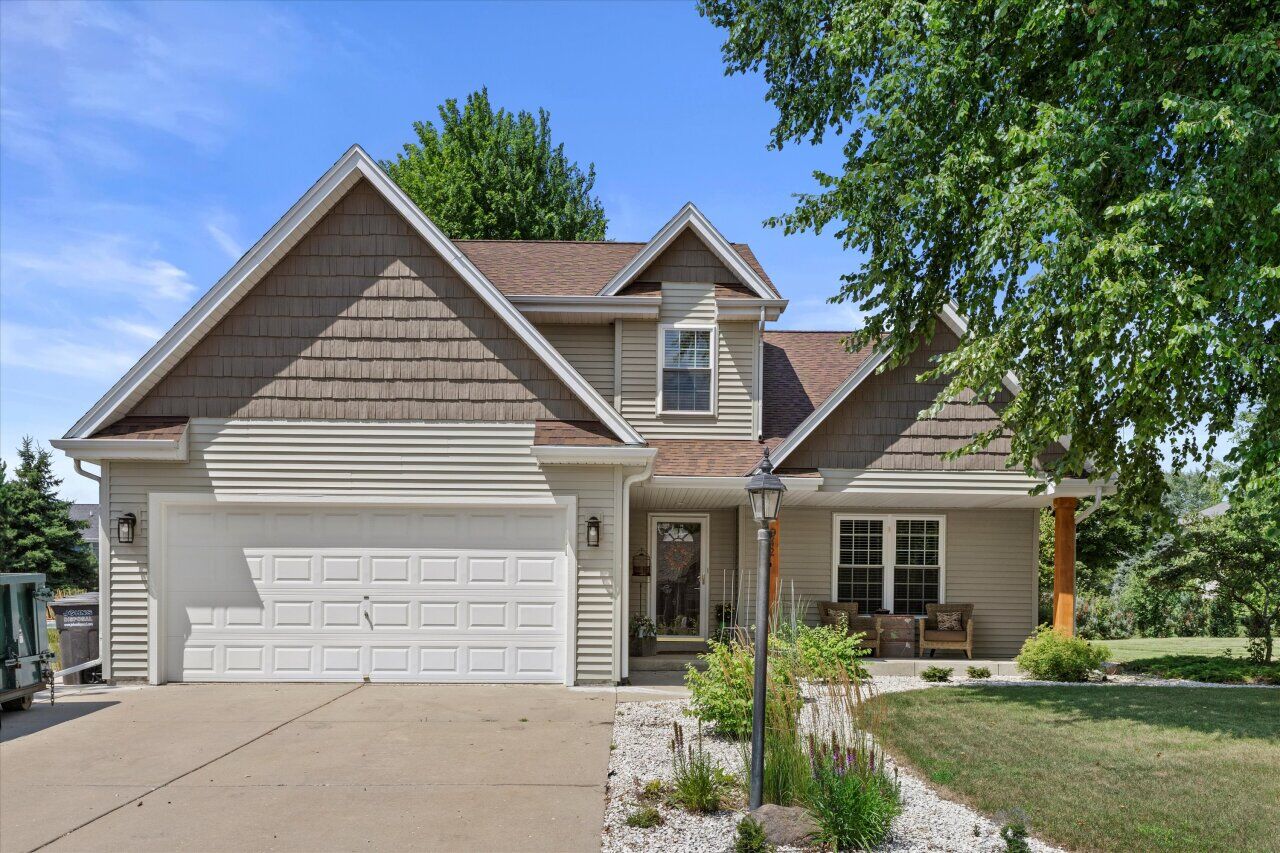Property Photo:  942 Spring Waters Dr  WI 53066 