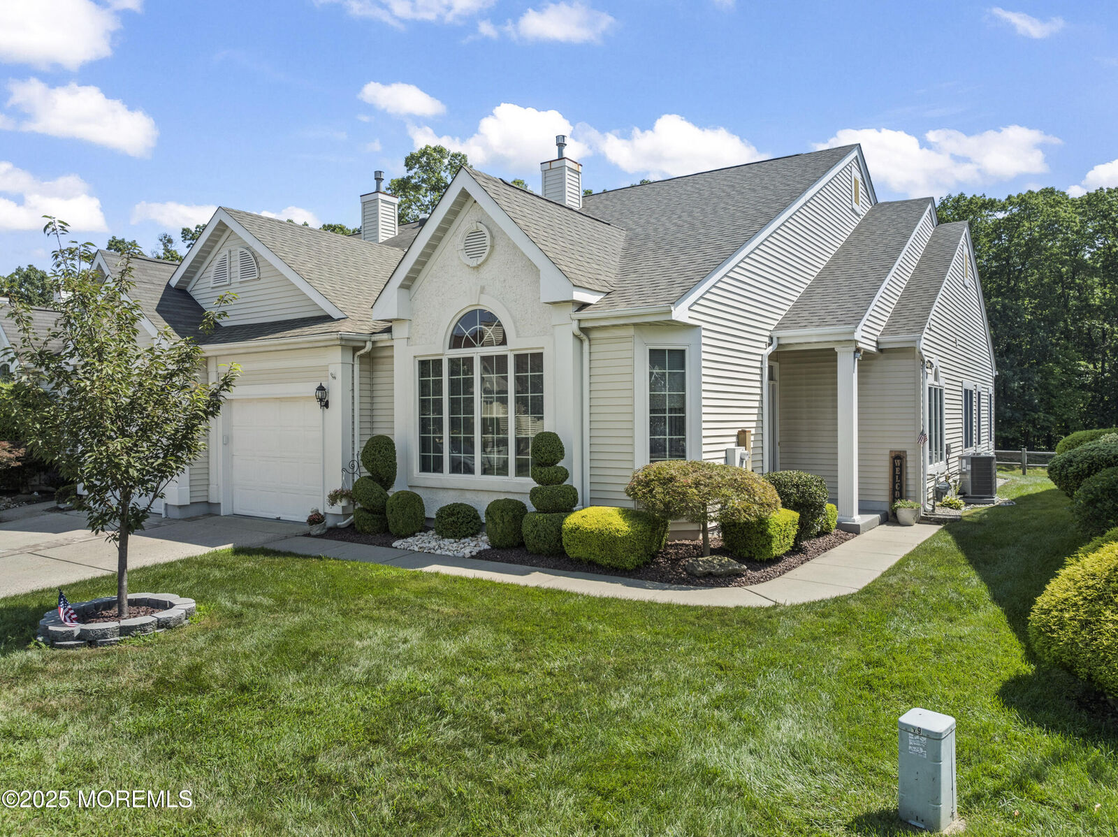 Property Photo:  52 Stonewyck Place  NJ 08831 