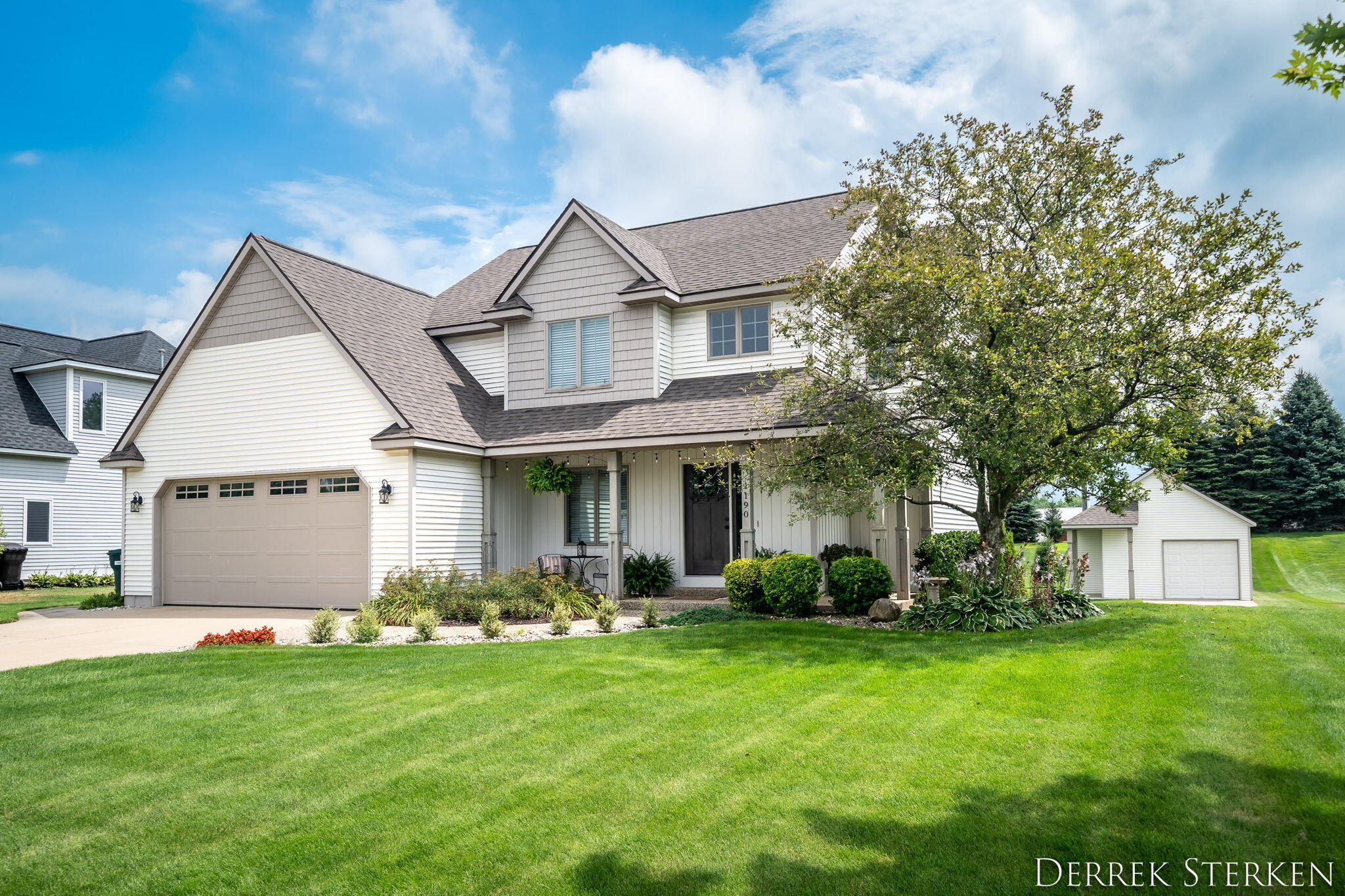Property Photo: 1190 Mid Bluff Drive MI 49464