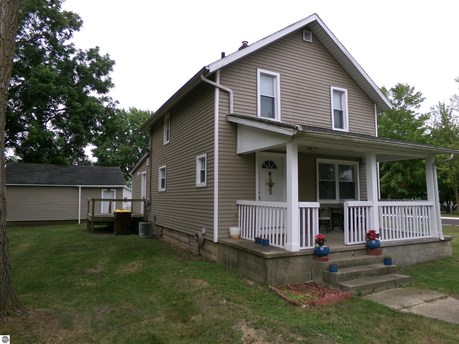 Property Photo:  204 Hawthorne Street  MI 48801 