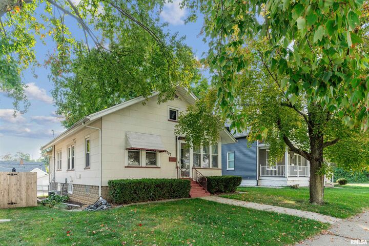 Property Photo:  2707 Bridge Avenue  IA 52803