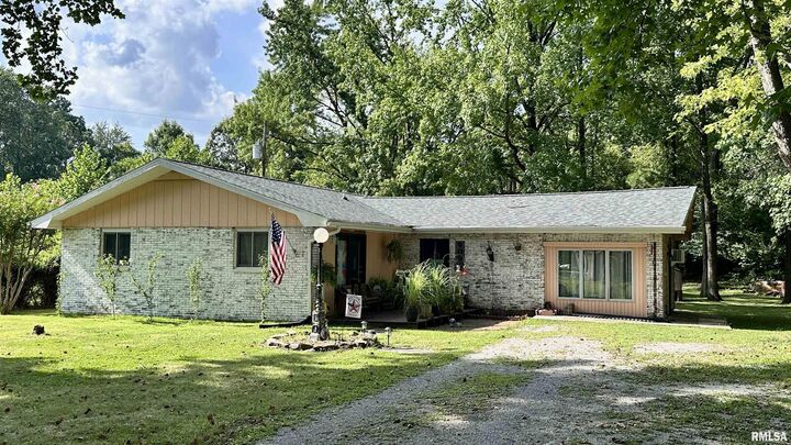 Property Photo:  909 North Road  IL 62896 
