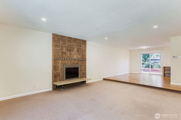 Property Photo:  1009  208th Avenue NE  WA 98074 