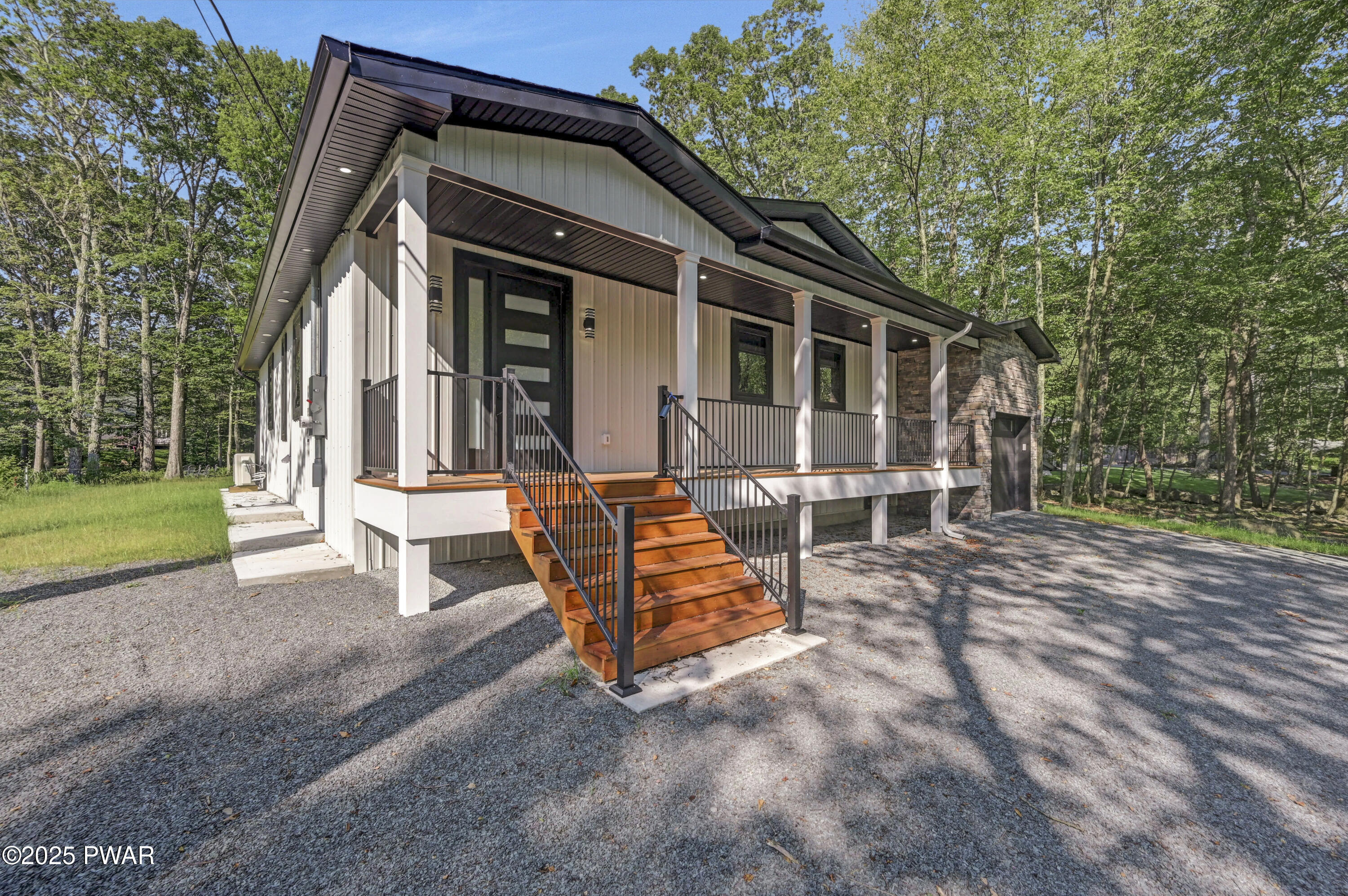 Property Photo: 517 Maple Ridge Drive PA 18428