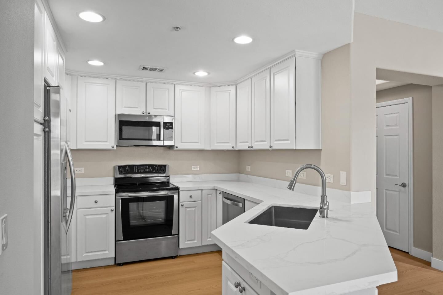 Property Photo: 809 Auzerais Avenue 429 CA 95126