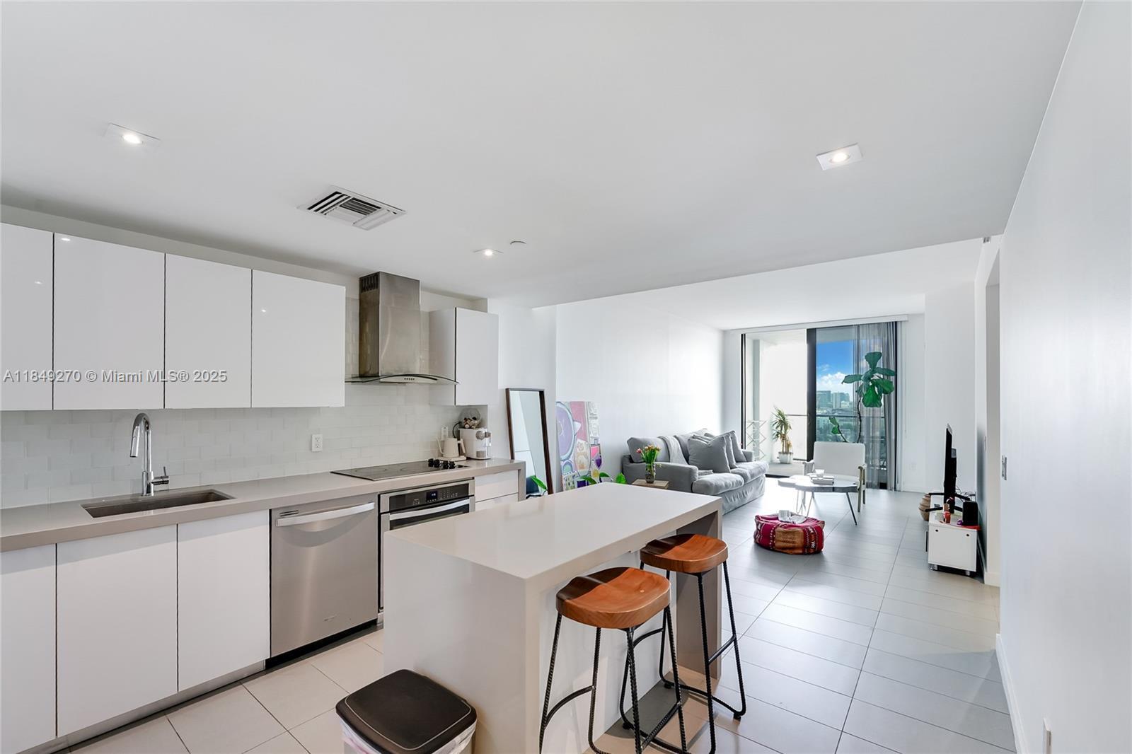 Property Photo:  1600 NE 1st Ave 1112  FL 33132 