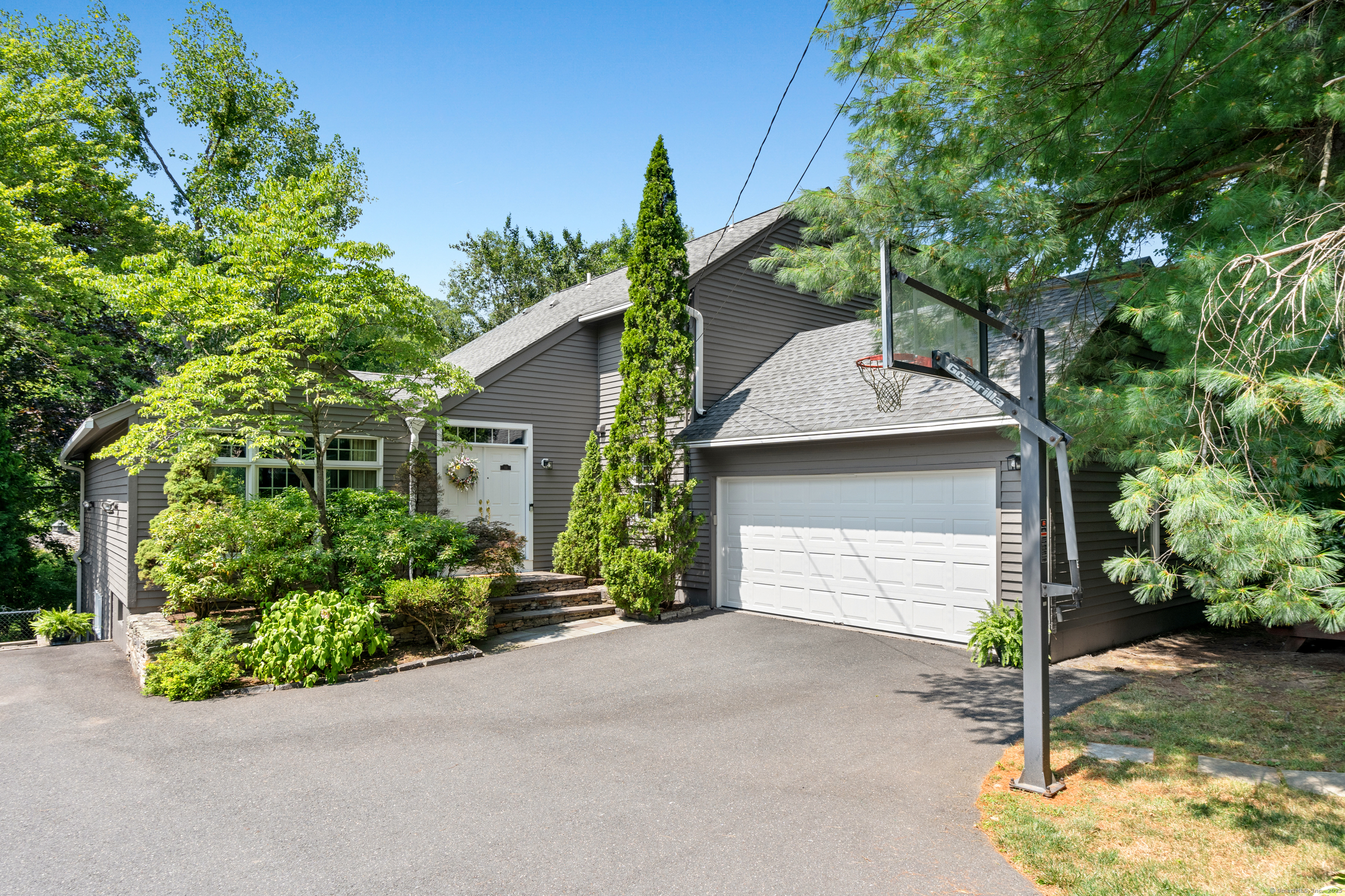 Property Photo: 322 Tunxis Road CT 06107