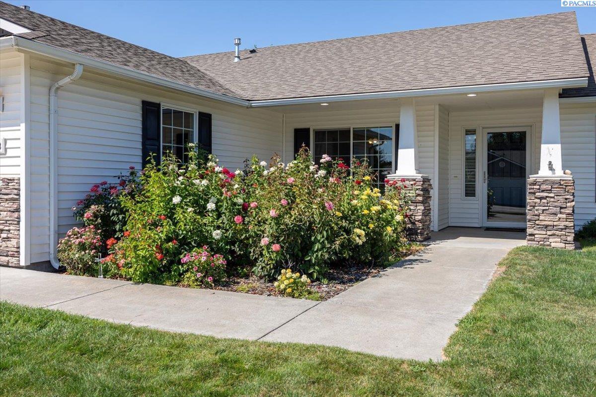Property Photo: 9713 Coronado Dr WA 99301
