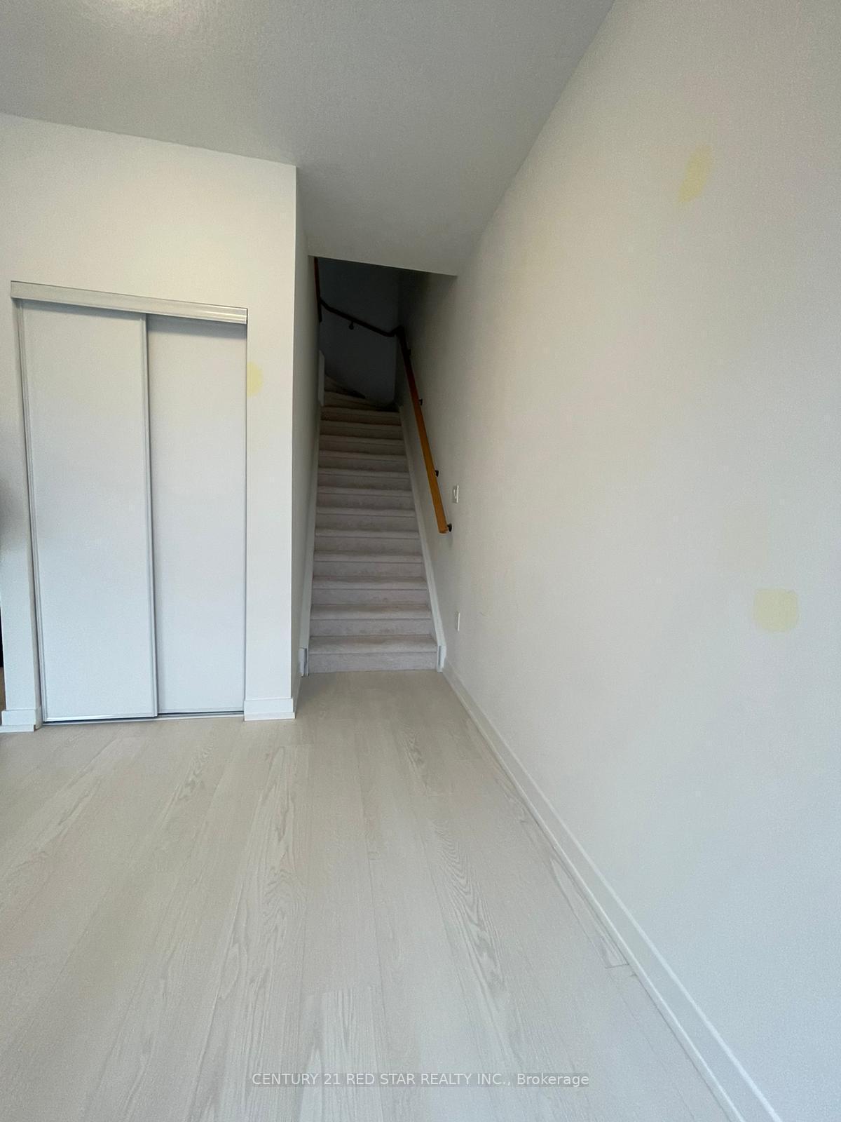 Property Photo: 10 Palace Street C11 ON N2E 0J3