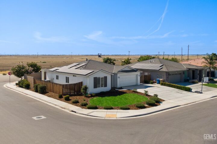 Property Photo: 5817 Eiffel Place CA 93311