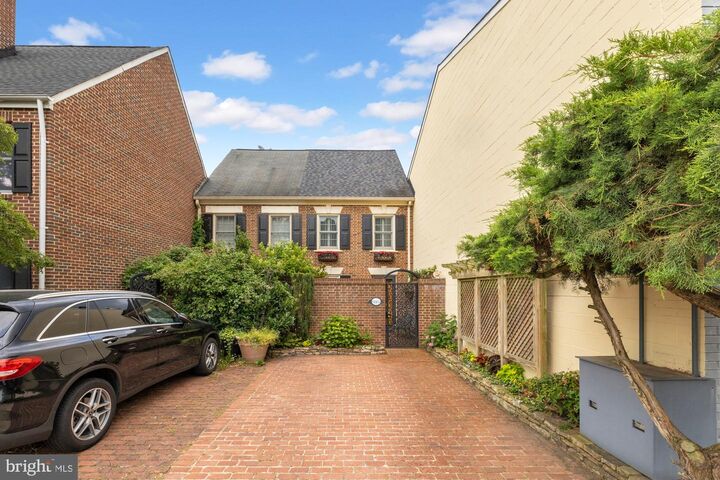Property Photo: 624 S Pitt Street 1/2 VA 22314