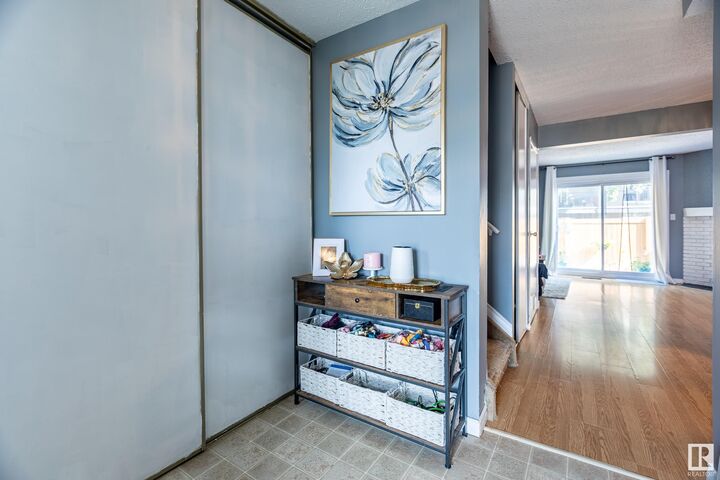 Photo de la propriété:  541 Dunluce Road NW  AB T5X 4P4 