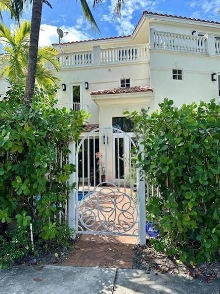 Property Photo: 1362 Bayview Dr FL 33304