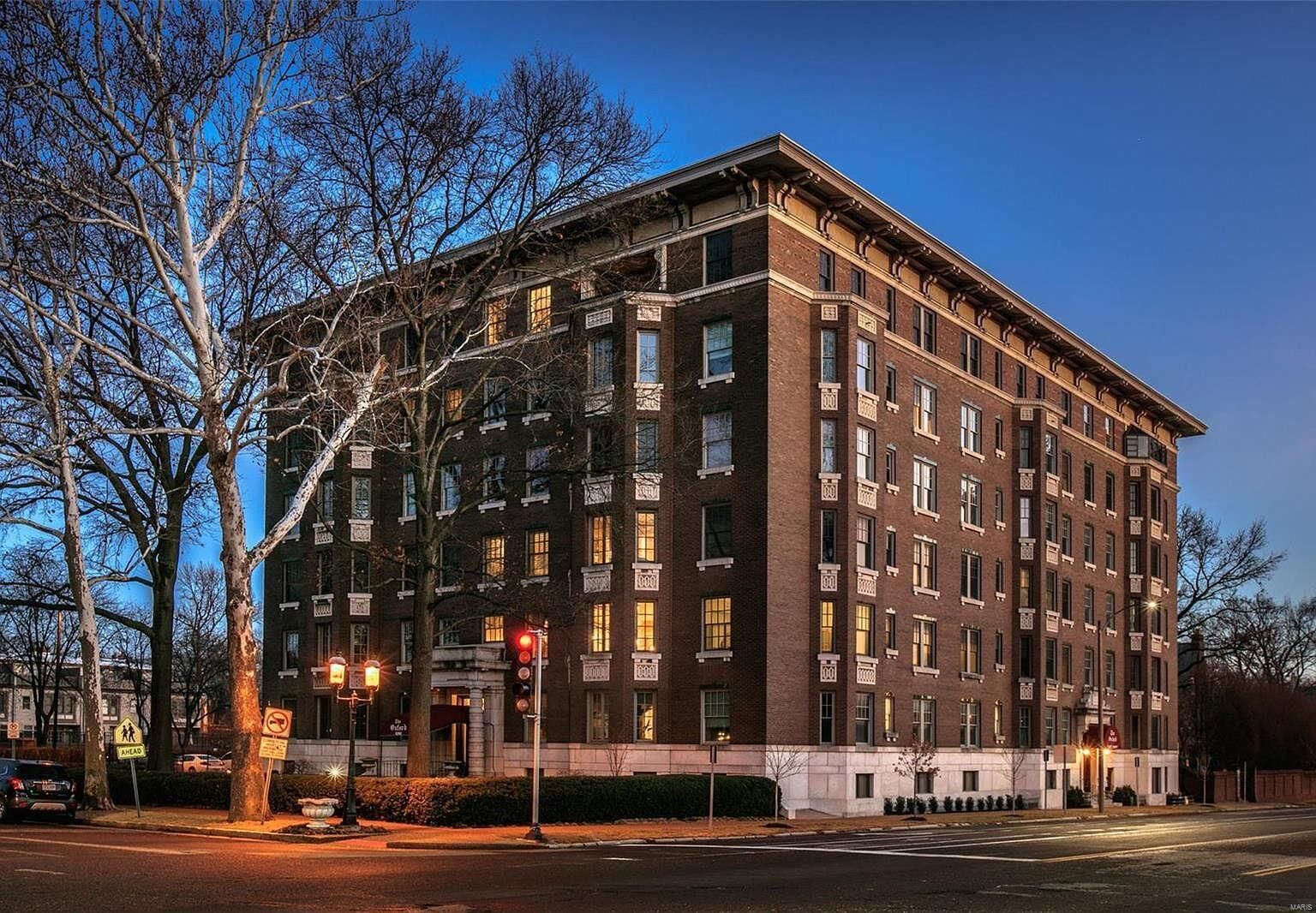Property Photo: 320 N Union Boulevard 4S MO 63108