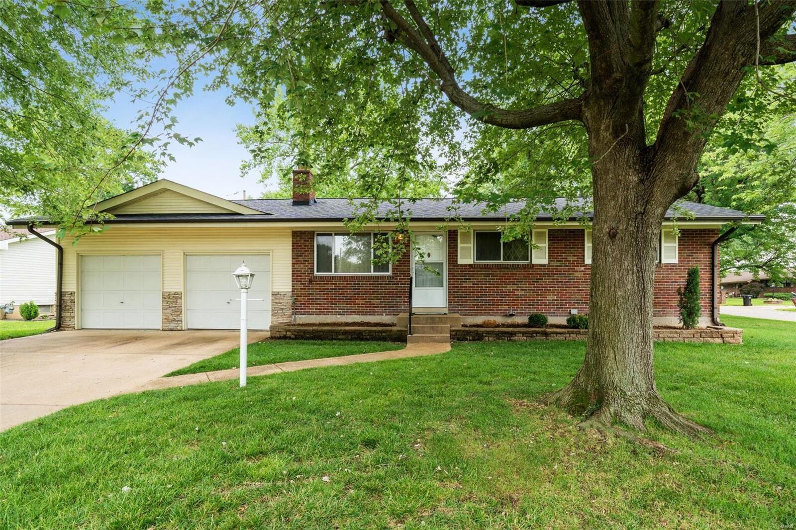 Property Photo:  853 Castleaire Parkway  MO 63129 