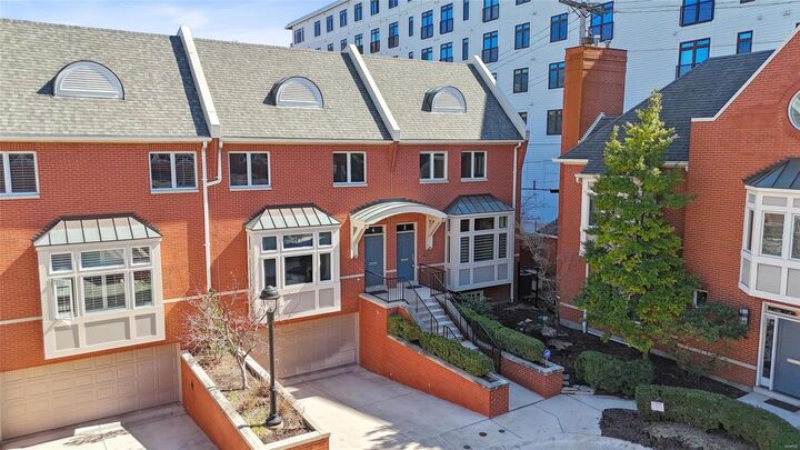 2 W Pine Court  St Louis MO 63108 photo