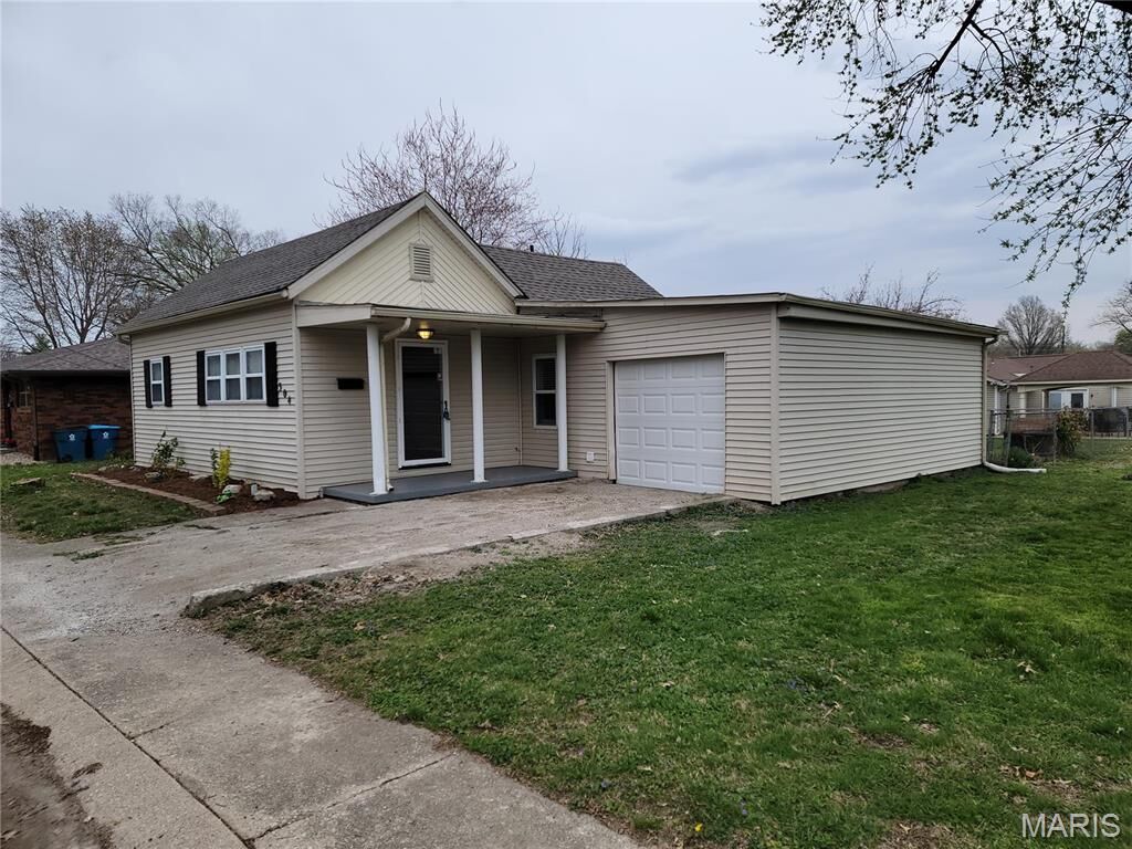 Property Photo: 304 S Hickory Street IL 62294