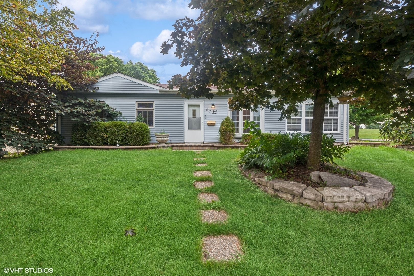 Property Photo:  27 Ridge Circle  IL 60107 