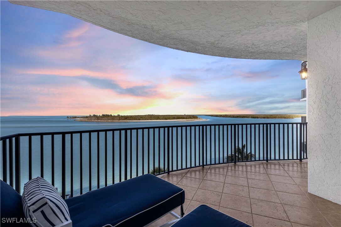 Property Photo: 700 La Peninsula Boulevard 404 FL 34113