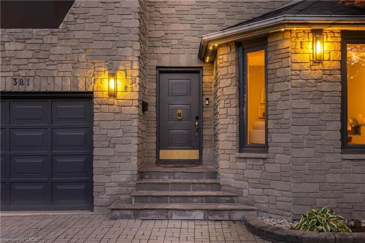Photo de la propriété: 381 Queen Street S ON L8P 3T8