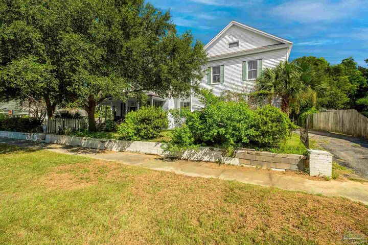 Property Photo:  902 E Blount St  FL 32503 