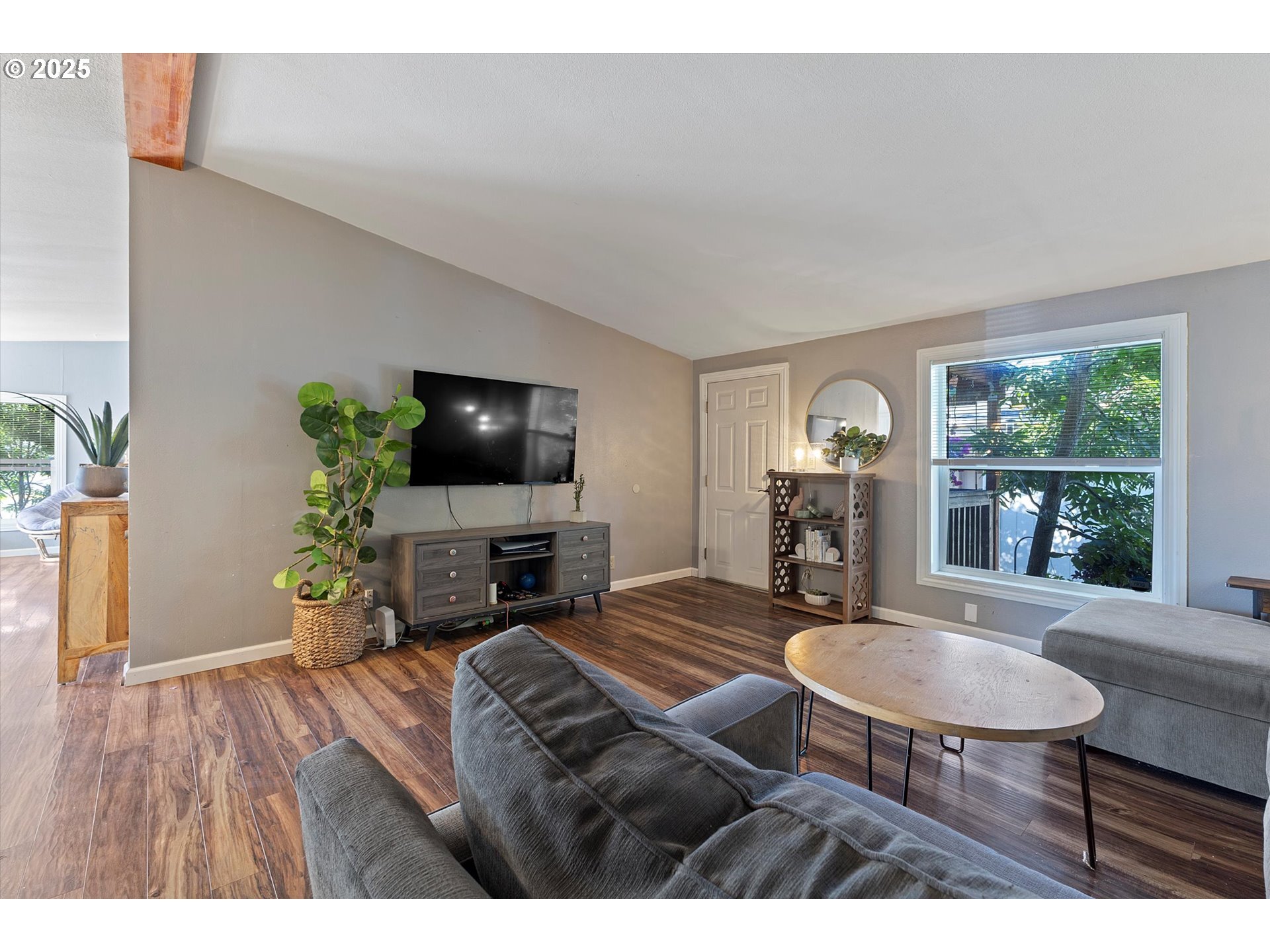 Property Photo: 301 E Columbia Dr 3 OR 97132