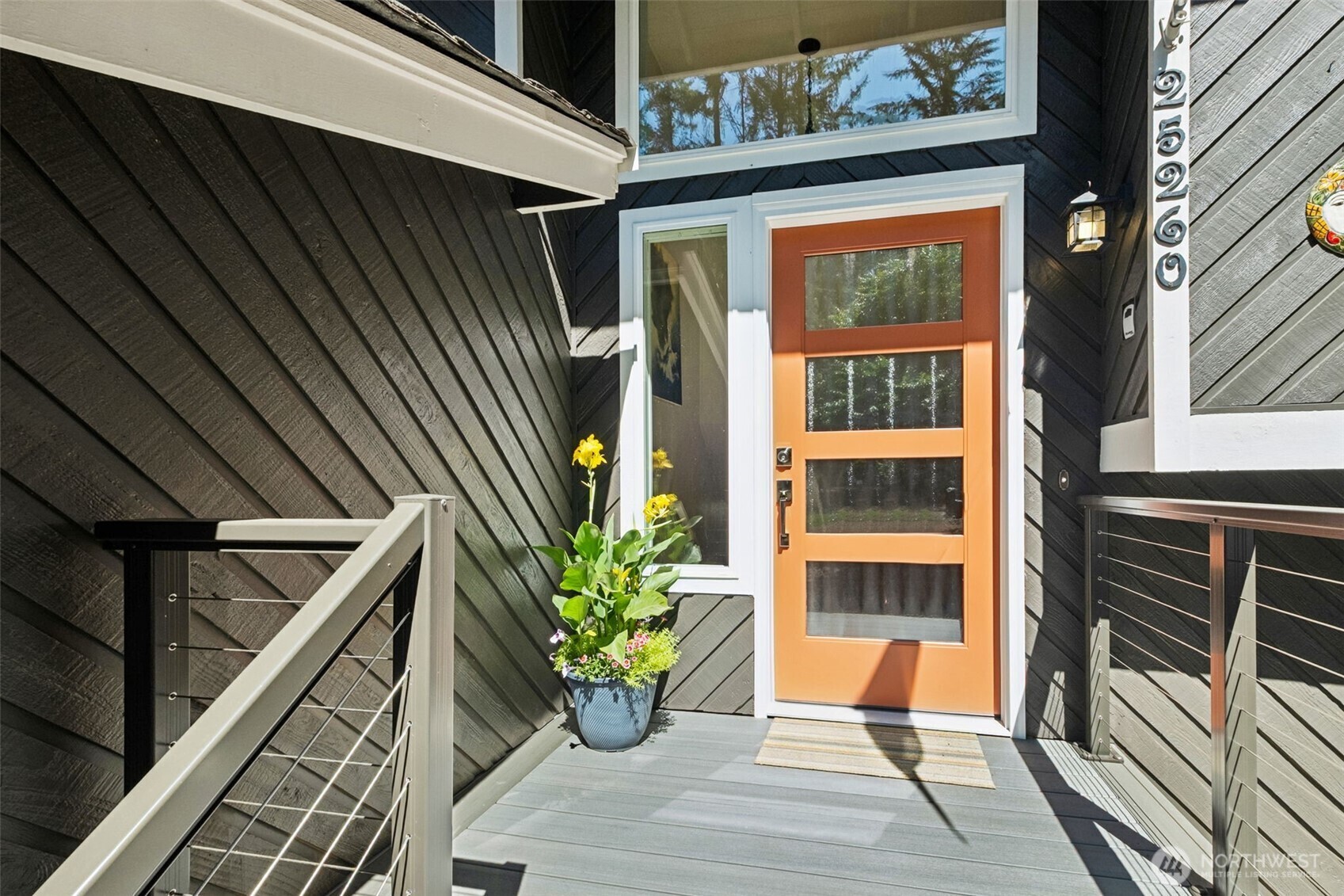 Property Photo: 25260 SE Mirrormont Way WA 98027