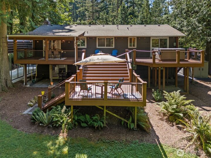 Property Photo: 25260 SE Mirrormont Way WA 98027
